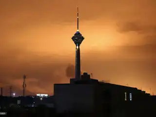 ތެހެރާނަށް ދިން ވައިގެ ހަމަލާތަކާ ގުޅިގެން އުޑުމަތި އަލިވެފައި ވަނިކޮށް، އީރާނުގެ އެންމެ އުސް ބިނާ ކަމަށްވާ 435 މީޓަރުގެ މިލާދު ޓަވަރާ އެކު އެ ސިޓީ ފެންނަ މަންޒަރެއް - 7 މާރިޗް 2026  