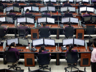 އުއްތަރަ ޕްރަދޭޝްގެ ކޯލް ސެންޓަރުގައި މުވައްޒަފުންތަކެއް މަސައްކަތްކުރަނީ