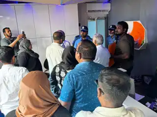 އެމްޑީޕީގެ ޓީމުން ޕީއެސްއެމްގެ އިސްވެރިންނާއި ބައްދަލުކުރަން ދިއުމުން އެތަނުގެ ވެރިން އަންގައިގެން ފުލުހުން އެތަނުގައި ހަރަކާތްތެރިވަނީ.