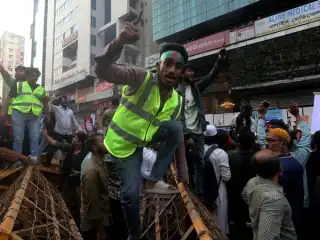 ބަންގްލަދޭޝްގައި ކުރިއަށް ދިޔަ މުޒާހަރާގެ ބައިވެރިން އިންޑިއާގެ ހައިކޮމިޝަން އާ ހަމަ އަށް ދިއުން ފުލުހުން ވަނީ ހުއްޓުވާފައި