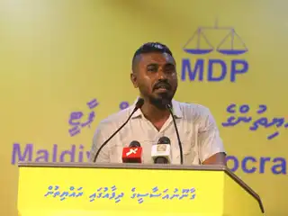 އަންގާރަ ދުވަހުގެ ރޭ އެމްޑީޕީން ކުރިއަށް ގެންދިޔަ ހަރުގެ ޖަލްސާގައި ގާނޫނީ ވަކީލު މުހައްމަދު ނިޝާން އިބްރާހިމް ވާހަކަ ދައްކަވަނީ 