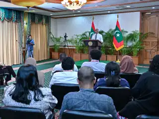 ކެމްޕެއިނާ ދިމާކޮށް ކޮރަޕްޝަނަށް މަގުފަހިވާ ގޮތަށް ވަޒީފާ ދެއްވި ކަމަށް ރައީސް މުއިއްޒު އިއުތިރާފުވެވަޑައިގެންނެވި ނަމަވެސް ރައީސް އޮފީހުން އެކަން ދޮގުކޮށްފި 