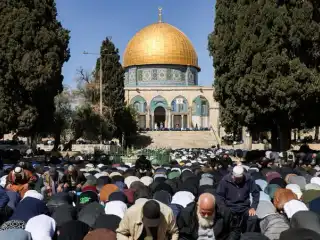 80،000 މުސްލިމުން އަލް-އަޤްޞާގައި ރަމަޟާންގެ ފުރަތަމަ ހުކުރު ނަމާދުކޮށްފި