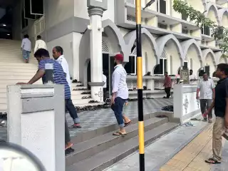 ނަމާދު ކުރުމަށް މީހުންތަކެއް މިސްކިތަށް އަރަނީ. 