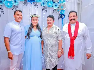 ސްރީލަންކާގެ ކުރީގެ ރައީސް މަހިންދަ ރާޖަޕަކްސަ (ކަނާތްފަރާތުގައި)، އެމަނިކުފާނުގެ އާއިލާގެ ބޭފުޅުންނާއެކު.