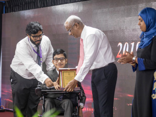 ރައީސުލް ޖުމްހޫރިއްޔާ އިބްރާހިމް މުހައްމަދު ސާލިޙު އެވޯޑް ހަވާލުކޮށްދެއްވަނީ