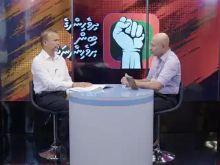 ރާއްޖެޓީވީން ގެނެސްދޭ "ދިވެހީންގެ ބިން ދިވެހީންނަށް" ކަވަރޭޖްގައި ރައްޔިތުންގެ މަޖިލީހުގެ ކެންދޫ ދާއިރާގެ ކުރީގެ މެންބަރު އަދި ގާނޫނީ ވަކީލު އަލީ ހުސައިން ވާހަކަ ދައްކަވަނީ. 