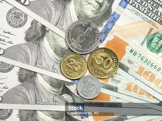 ދިވެހިރާއްޖޭގެ ފައިސާ ފޮތިތަކެއް އެމެރިކާ ޑޮލަރުގެ ނޫޓުތަކެއްގެ މަތީގައި ބަހައްޓާފައި.