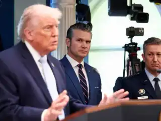 އެމެރިކާގެ ރައީސް ޓްރަމްޕް ބޭއްވެވި ނޫސްވެރިންގެ ބައްދަލުވުމުގައި ސެކްރެޓަރީ އޮފް ވޯ ހެގްސެތު އަދި އެހެން ބޭފުޅުން.