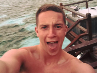 އޮލިވަރ ކިލްބީ ރާއްޖޭގެ ރިސޯޓެއްގައި ނަގާފައިވާ ސެލްފީއެއް