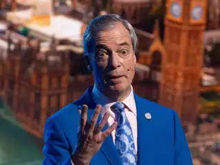 ޗާގޯސް ޖަޒީރާތަކަށް އޭނާ ކުރަމުންދާ ދަތުރަށް ހުރަސްއެޅުމަށްޓަކައި، ދިވެހިރާއްޖޭގެ 'ސާޗް ޕާޓީ' ތަކަކުން އޭނާ ހޯދުމުގެ މަސައްކަތް ކުރަމުންދާ ކަމަށް ބުނެ، ނައިޖެލް ފަރާޖް އެކްސްގައި ވީޑިއޯއެއް އާންމުކުރެއްވި.