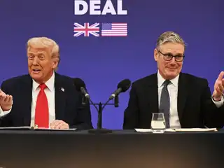 އެމެރިކާާގެ ރައީސް ޑޮނަލްޑް ޓްރަމްޕް އާއި، އިނގިރޭސިވިލާތުގެ ބޮޑު ވަޒީރު ކިއާ ސްޓާމާ