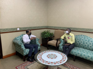 ރައްޔިތުންގެ މަޖިލީހުގެ ރައީސް، ރައީސް މުހައްމަދު ނަޝީދު (ވ) އަދި އީޕީޢޭގެ ޑީޖީ ނައީމް (ކ) އާއި ބައްދަލުކުރައްވަނީ؛ ނަޝީދު ވަނީ ނައީމަނީ ތަޖްރިބާކާރު ބޭފުޅެއް ކަމަށް ވިދާޅުވެފައި