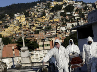 ބްރެޒިލްގައި މީހުން ވަޅުލުމުގެ މަސައްކަތުގައި ހަރަކާތްތެރިވާ ޓީމަކުން ސަންދޯކެއް އުފުލަނީ