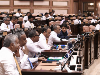 މަޖިލީހުގެ ޖަލްސާއެއް ކުރިޔަށް ދަނީ
