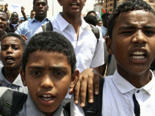 ހަރުތޫމުގައި ސްކޫލް ކުދިންތަކެއް ވަނީ އިންސާފަށް ގޮވާލައި މުޒާހަރާ ކޮށްފަ