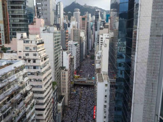 ހޮންގ ކޮންގުގެ މަގުމަތީގައި ގިނަ އަދަދެއަގެ ރައްޔިތުން ދަނީ އެކްސްޓްރެޑިޝަން ބިލާ ދެކޮޅަށް މުޒާހަރަާ ކުރަމުން