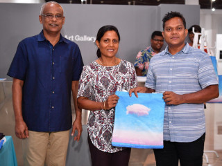 ސޯލޯ އާރޓް އެގްޒިބިޝަން ރައީސް އިބްރާހިމް މުޙައްމަދު ޞާލިޙާއި އަނބިކަނބަލުން ފަޒްނާ އަޙްމަދު ބައްލަވާލެއްވުން