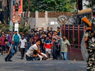 އައްސާމްގެ އަވަށެއްގައި މުޒާހަރާގެ ބައިވެރިން ފުލުހުންނާ ދިމާލަށް ގާ އުކަނީ