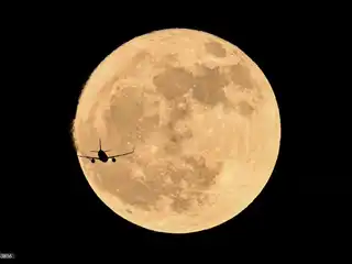 ފުރިހަމަ ހަނދުގެ ކުރިމަތިން މަތިންދާބޯޓެއް އުދުހިފައި ދަނީ