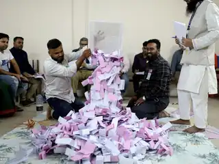 ދިވެހިރާއްޖެ ހިމެނޭހެން ބަންގްލަދޭޝްގެ އާ ސަރުކާރު ހުވާކުރުމުގެ ރަސްމިއްޔާތަށް 13 ގައުމެއްގެ ވެރިންނަށް ދައުވަތު އަރުވައިފި