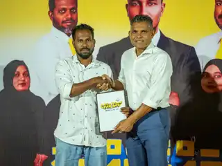 ފެނަކަ ކޯޕަރޭޝަންގެ ށ. ފޯކައިދޫ ބްރާންޗުގައި މަސައްކަތް ކުރި އަހުމަދު ޖައިލަމް އެމްޑީޕީއަށް ސޮއި ކުރުމަށްފަހު ފޯމް ހަވާލުކުރަނީ