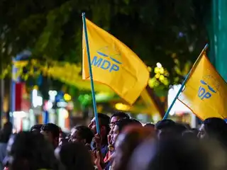 އިދިކޮޅުގައި އޮވެ، އެމްޑީޕީ އިން ދެއްކީ އަބަދު ވެސް ދައްކަމުން އަންނަ ޑިމޮކްރަސީގެ ރިވެތި ނަމޫނާ!