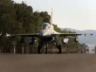 އިޒްރޭލުގެ ރާމަތު ޑޭވިޑް އެއަރ ފޯސް ބޭހުން ލުބުނާނުގައި ހިންގާ މިޝަނަކަށް ފުރުމަށްޓަކައި، އެފް-16 މަރުކާގެ ހަނގުރާމަމަތީ ބޯޓެއް ތައްޔާރުވަނީ.