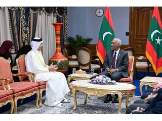ޤަޠަރުގެ އައު ސަފީރު، އެމަނިކުފާނުގެ ސަފީރުކަމުގެ ފަތްކޮޅު ރައީސުލްޖުމްހޫރިއްޔާއަށް އަރުވައިފި