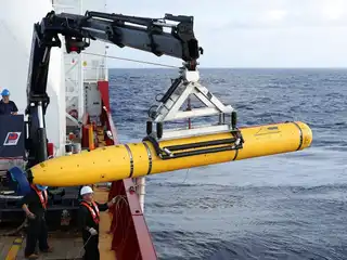 ފީނިކްސް އޮޓޮނޮމަސް އަންޑަރވޯޓަރ ވެހިކަލް (AUV) ބްލޫފިން-21 ބޭނުން ކޮށްގެން މެލޭޝިއާ އެއާލައިންސްގެ ފްލައިޓް އެމްއެޗް 370 ހޯދުމުގެ މަސައްކަތް 2014 އޭޕްރީލް މަހު އޮސްޓްރޭލިއާގެ ކޯސްޓްގާޑުން ކުރިއަށް ގެންދަނީ.