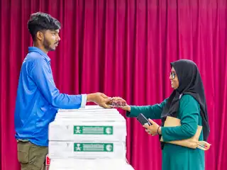 ސައުދީން ރާއްޖެއަށް ހަދިޔާކުރި 50 ޓަނުގެ ކަދުރު ބަހަން ފަށާފައިވާއިރު، މާލެ ސަރަހައްދުން ކަދުރު ދޫކުރަނީ އިސްލާމީ މަރުކަޒު ހޯލުން. 