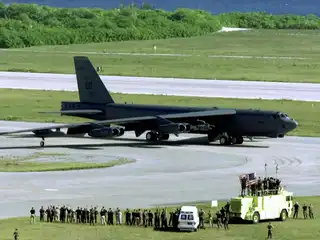 އަފްޣާނިސްތާނަށް ހަމަލާދިނުމަށް ހިންގި "އޮޕަރޭޝަން އެންޑިއުރިން ފްރީޑަމް" ގެ ތެރެއިން، 2001 ވަނަ އަހަރުގެ އޮކްޓޫބަރު މަހުގެ 7 ވަނަ ދުވަހު، ހަމަލާދޭ މިޝަންއަކަށް ފުރުމަށްޓަކައި ޑިއޭގޯ ގާސިއާގައި ބީ-52އެޗް ސްޓްރެޓޯފޯޓްރެސް ބޮންއަޅާ ބޯޓު ދުއްވާފައި ދިޔައިރު، އެމެރިކާގެ އެއާފޯސް ގްރައުންޑް ކުރޫގެ މެންބަރުން އެ ބޯޓަށް އަތުން އިޝާރާތްކޮށް ހަނާއަޅަނީ.