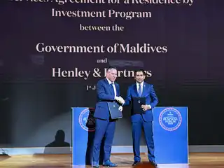 މޯލްޑިވްސް-ސިންގަޕޫރު ބިޒްނަސް ފޯރަމްގައި ހެންލީ އެންޑް ޕާޓްނާސް އާއެކު އިކޮނޮމިކް މިނިސްޓަރު އެއްބަސްވުމެއްގައި ސޮއިކުރަނީ، އެ އެއްބަސްވުމުގެ އެއްވެސް ތަފްސީލެއް ހާމަކޮށްފަ އެއް ނުވޭ