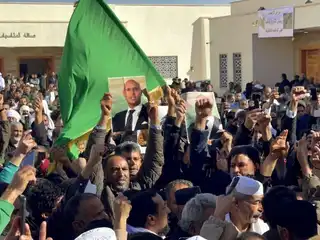 ގައްޒާފީގެ ދަރިކަލުން ސައިފުލް އިސްލާމް ގައްޒާފީގެ ޖަނާޒާގައި އެތައް ހާސް ބަޔަކު ބައިވެރިވެއްޖެ 