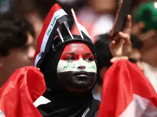 2026 ވަނަ އަހަރުގެ ވޯލްޑް ކަޕްގެ ގްރޫޕް އައި (I) ގައި ސެނެގާލް އާއި އިރާގު ބައްދަލުކުރާ ފުޓްބޯޅަ މެޗުގެ ކުރިން، 2026 ޖޫން 26 ވަނަ ދުވަހު ޓޮރޮންޓޯގެ ޓޮރޮންޓޯ ސްޓޭޑިއަމްގައި އިރާގުގެ ސަޕޯޓަރަކު ފޯރިނަގަނީ.