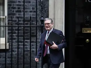 ބޮޑު ވަޒީރުގެ ސުވާލު ސެޝަން އަށް ވަޑައިގެންނެވުމަށް އިނގިރޭސި ބޮޑު ވަޒީރު ސްޓާމާ، 10 ޑައުނިން ސްޓްރީޓް އިން ނިކުމެ ވަޑައިގަންނަވަނީ.