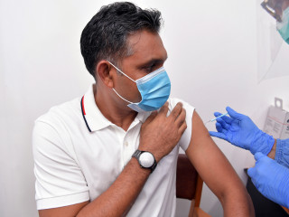 ރައީސުލްޖުމްހޫރިއްޔާގެ ނައިބު ފައިސަލް ނަސީމް ވެކްސިން ޖައްސަވަނިކޮށް