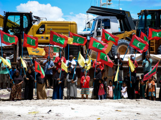 ފޯކައިދޫ ބަނދަރު ހެދުމަށް އެމްޓިސީސީން ރަށަށް ސާމާނު ގެންދިޔަ ދުވަހު ރަށުގެ ރައްޔިތުން ނުކުމެ މަރުހަބާ ކިޔަނީ