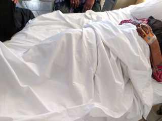 މަންމަ ފަހަތުން ހިނގަނީ ވަޅި ހިފައިގެން!