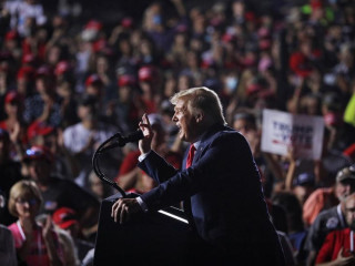 އެމެރިކާގެ ރައީސް ޑޮނަލްޑް ޓްރަމްޕް ކެމްޕެއިންގައި ވާހަކަ ދައްކަވަނީ