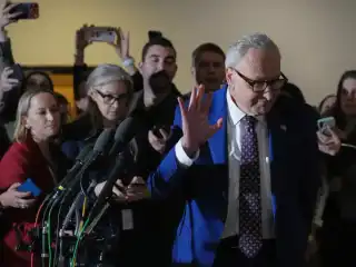 ގާނޫނު ހަދާ މަޖިލީހުގެ ބަހެއް ނެތި ގައުމުތަކަށް އަސްކަރީ ހަމަލާތައް ދޭތީ، ރައީސް ޓްރަމްޕްގެ ބާރުތައް ހިފެހެއްޓުމަށް އެމެރިކާގެ ގާނޫނު ހަދާ މަޖިލިހަށް ހުށަހަޅަނީ!