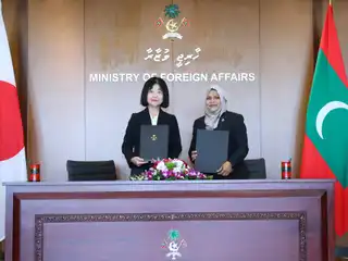 ދިވެހި ސަރުކާރާއި ޖަޕާން ސަރުކާރާ ދެމެދު "އެކްސްޗޭންޖް އޮފް ނޯޓްސް" ގައި ސޮއި ކުރެއްވި ރަސްމިއްޔާތުގެ ތެރެއިން. 