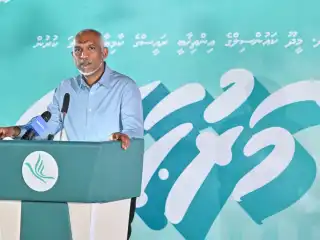 އާދިއްތަ ދުވަހުގެ ރޭ ދ.މީދޫގައި ބޭއްވި ޕީއެންސީ ޖަލްސާގައި ރައީސް ޑރ.މުހައްމަދު މުއިއްޒު ވާހަކަފުޅު ދައްކަވަނީ. 