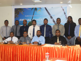 ގެސްޓްހައުސް އެސޯސިއޭޝަންގެ ރައީސް މޫސާ ނާސިހް (އިށީނދެގެން ކަނާތްފަރާތުގައި): ޖިންސީ ގޯނާކުރި މައްސަލަ ބަލޭނެ މާހައުލެއް ނެތުމުން ވަނީ އިސްތިއުފާ ދެއްވާފައި