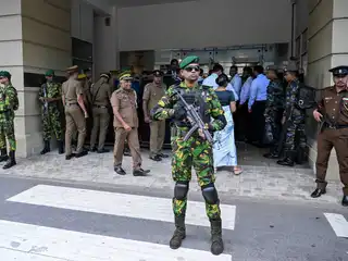 ސްރީ ލަންކާގެ ހައި ކޯޓު ހުންނަ އިމާރާތުގެ ކުރިމަތީގައި ފުލުހުންނާއި ހަތިޔާރުއެޅި ކޮމާންޑޯއިން ފޯރިމަރަނީ
