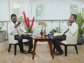 ރާއްޖެޓީވީގެ "ފަށާއިރު" ޕްރޮގްރާމްގެ ތެރެއިން: މިއީ ނިއުސް އެންޑް ކަރަންޓް އެފެއާރޒް ޚަބަރުތަކާއި މުޖުތަމައުގައި ހުންނަ އެކިއެކި މައްސަލަތަކާއި ރައްޔިތުންގެ ކަންބޮޑުވުންތަކާއި ސިޔާސީ ވާހަކަތައް ނުރަސްމީ ސްޓައިލަކަށް ގެނެސްދޭ ޕްރޮގްރާމެއް