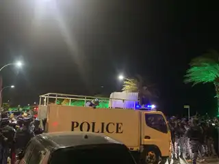 އެމްޑީޕީ އިން ބުރާސްފަތި ދުވަހުގެ ރޭ ކުރި މުޒާހަރާގެ ބައިވެރިން ގަޔަށް، ފުލުހުން އިންޒާރު ދިނުމެއް ނެތި ޕެޕަރ ސްޕްރޭ ޖަހާ އެކަކު ހައްޔަރު 