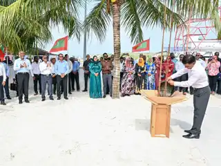 ރ.ދުވާފަރުގައި ސިއްހީ މަރުކަޒު ހޮސްޕިޓަލަކަށް ބަދަލުކުރަން ކައުންސިލުން ބިން ހަވާލުކޮށް، ބިންގާ އެޅި ފަހުން މަހެއް: އަމަލީ އެއްވެސް މަސައްކަތެއް ނުހިނގާ!