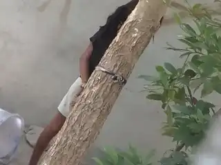 އުތުރުގެ ރަށެއްގައި އަށް އަހަރުގެ ކުއްޖެއްގެ ދެ އަތް ބަނދެ، ގަހެއްގައި އައްސާފަ