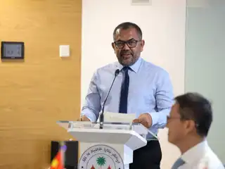 އެތައް މިނިސްޓްރީތަކެއް އަނދާ ހުލިބި އަލިފާނުގެ ހާދިސާއާ ގުޅިގެން ޗައިނާ ސަރުކާރުން ދިން އެހީތެރިކަން ފިނޭންސް މިނިސްޓަރު މޫސާ ޒަމީރު ހަވާލުކުރަން ބޭއްވި ރަސްމިއްޔާތުގެ ތެރެއިން